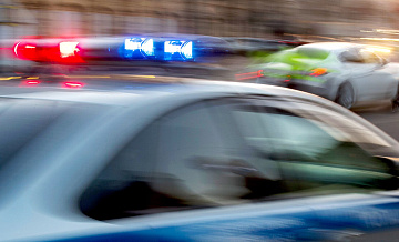 В Тюмени перебегавших дорогу мать с ребенком сбила машина