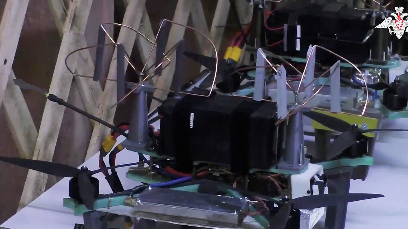 Белоусову показали передатчики помех для FPV-дронов