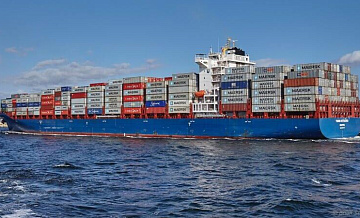 В Британии сообщили об инциденте с обстрелом контейнеровоза у берегов ОАЭ