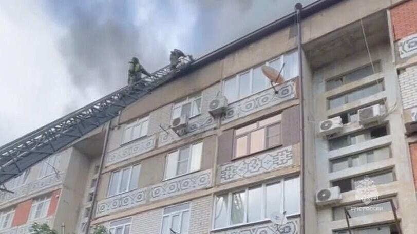 В Дербенте локализовали крупный пожар на крыше многоэтажного дома 
