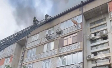В Дербенте локализовали крупный пожар на крыше многоэтажного дома 