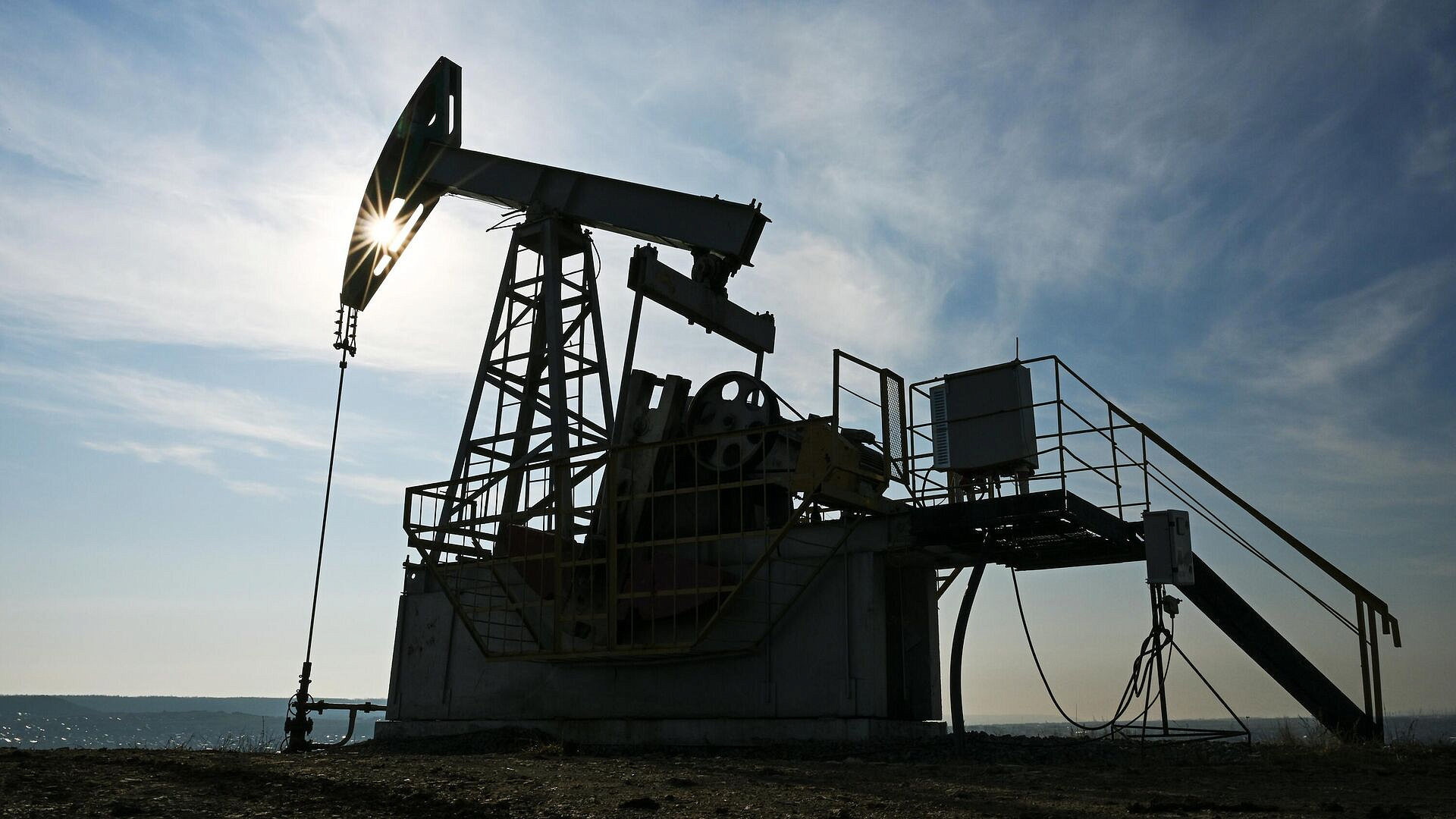 Цена нефти марки Brent опустилась ниже 82 долларов впервые с 10 марта