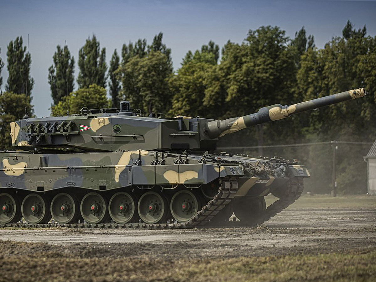 25   Leopard 2A4  