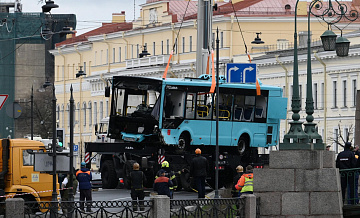 Водитель упавшего в реку в Петербурге автобуса признал вину