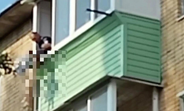 В Подмосковье спасатели сняли трехлетнего ребенка с карниза балкона В Подмосковье спасатели сняли трехлетнего ребенка с карниза балкона