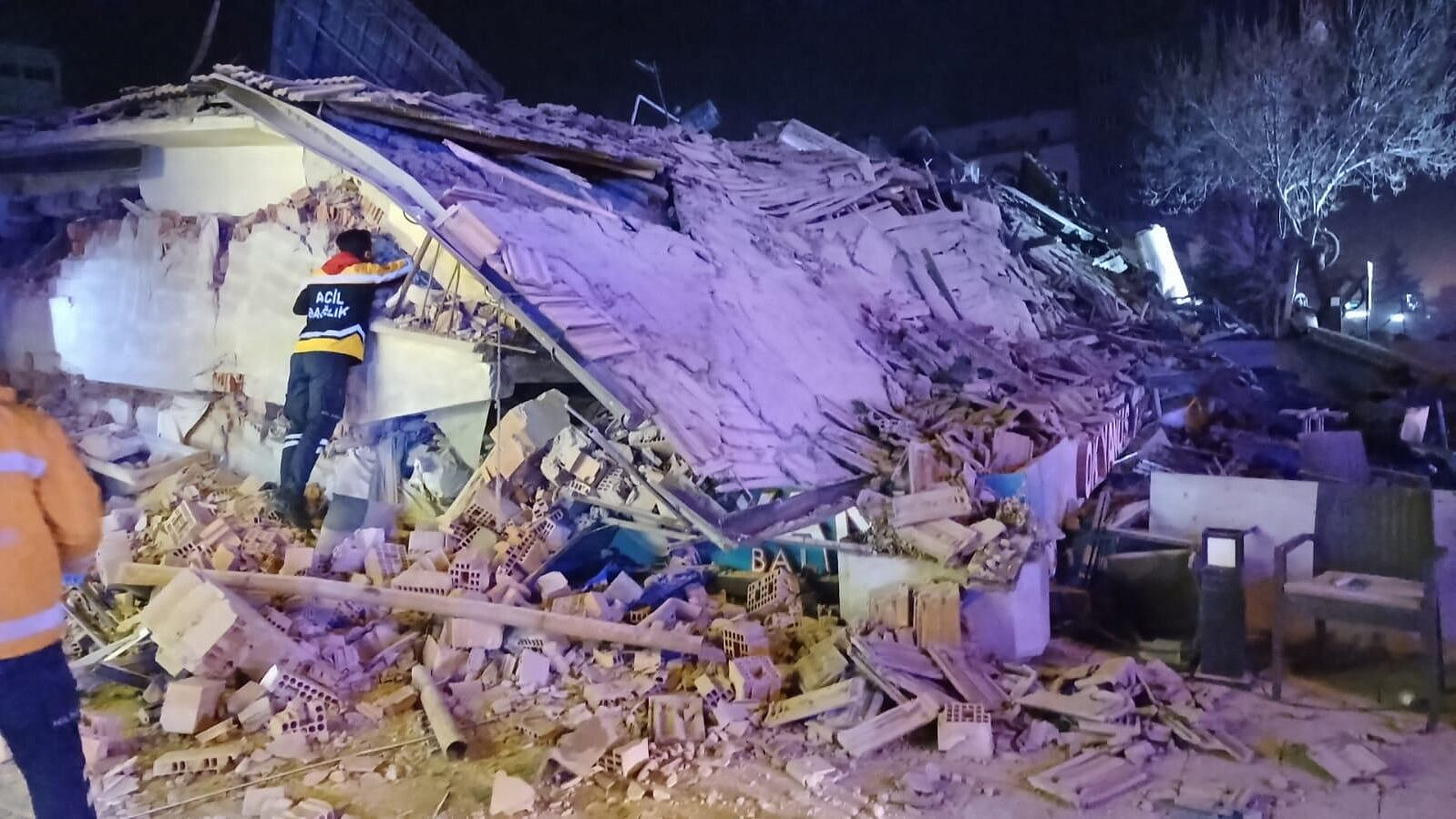 В Турции обрушился трехэтажный жилой дом