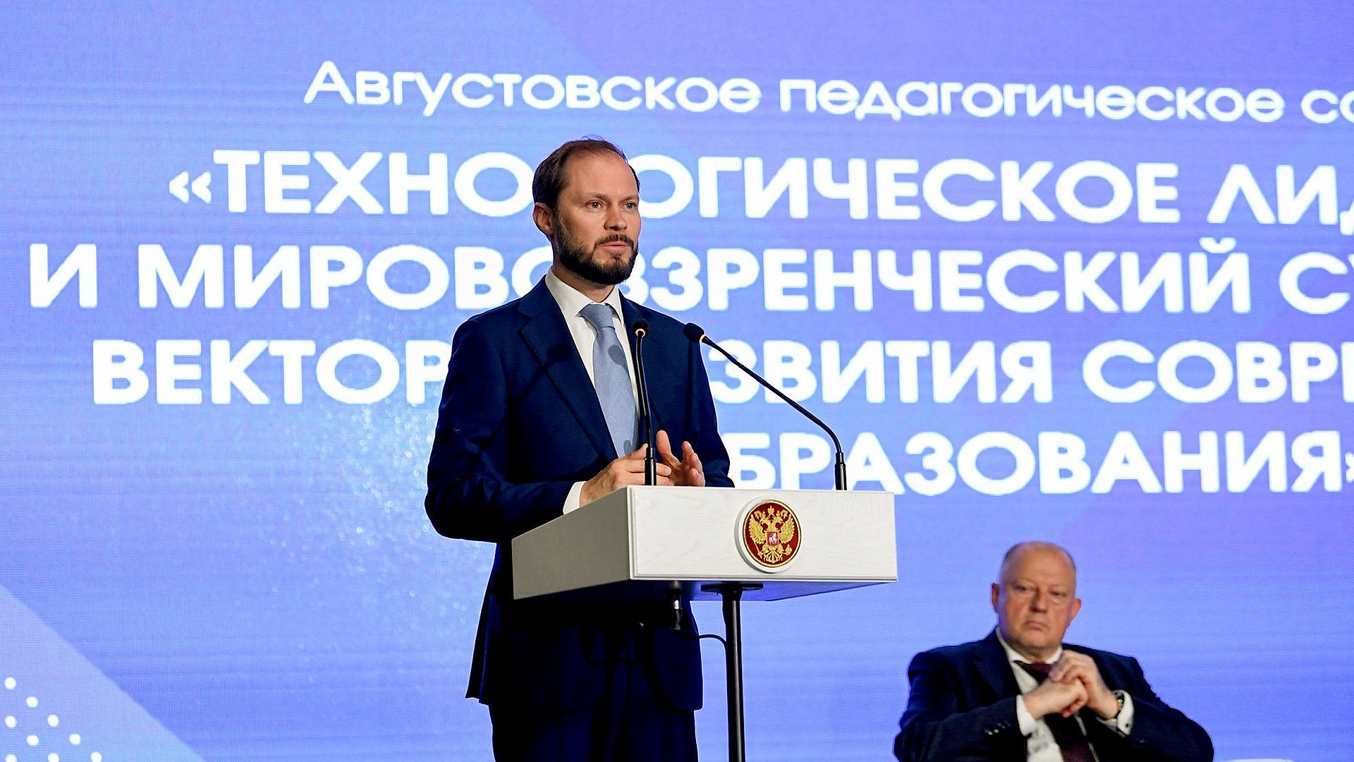 Королев объявил о решении увеличить выплату учителям к 1 сентября