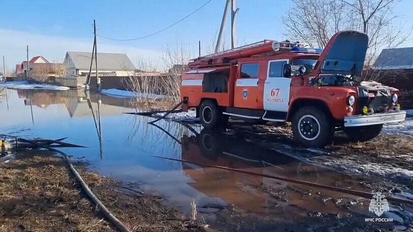 В Алтайском крае паводок подтопил более 140 домов и мост