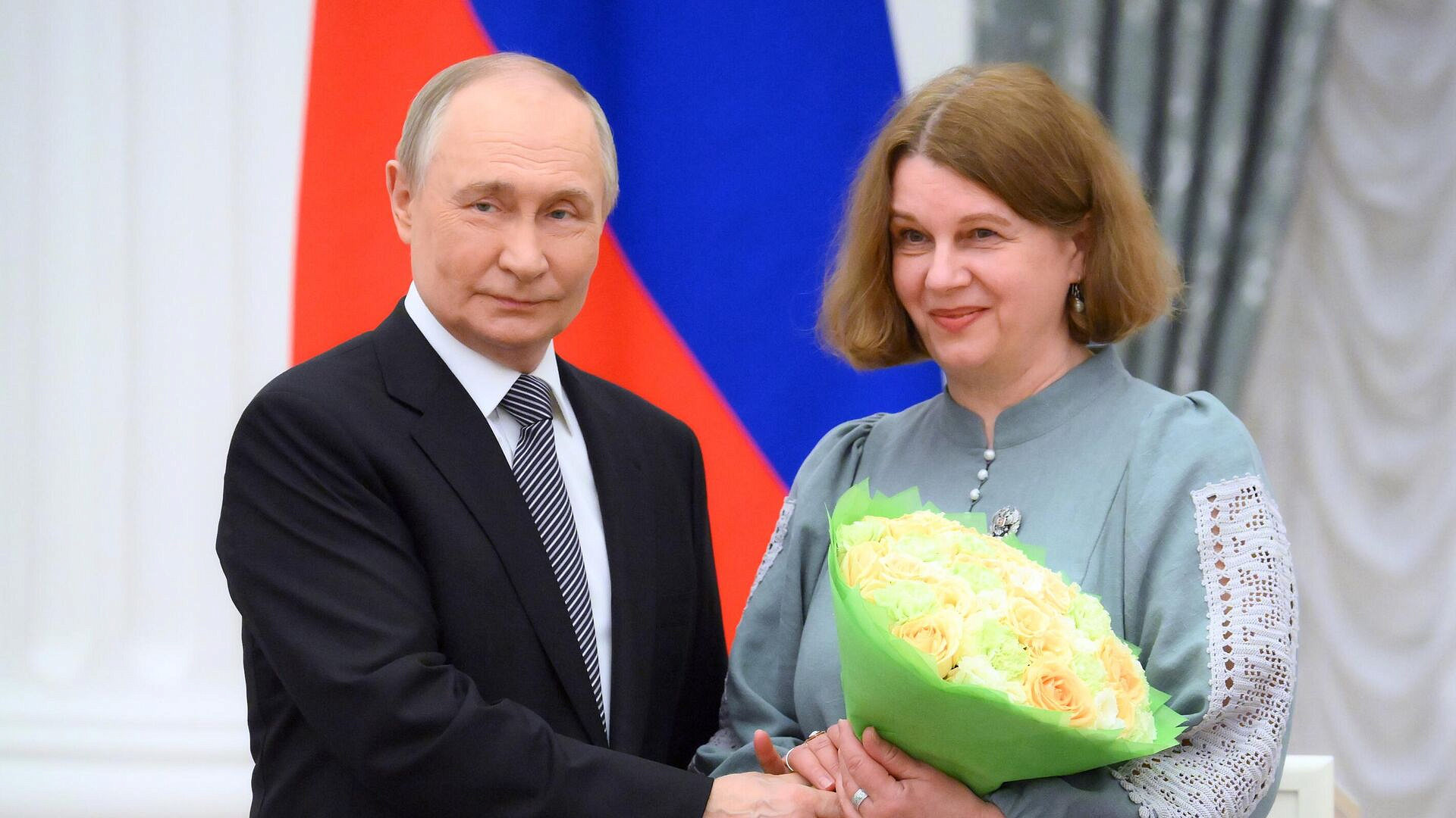 Ионайтис передала Путину книгу Кэрролла с иллюстрациями Митрофанова Ионайтис передала Путину книгу Кэрролла с иллюстрациями Митрофанова