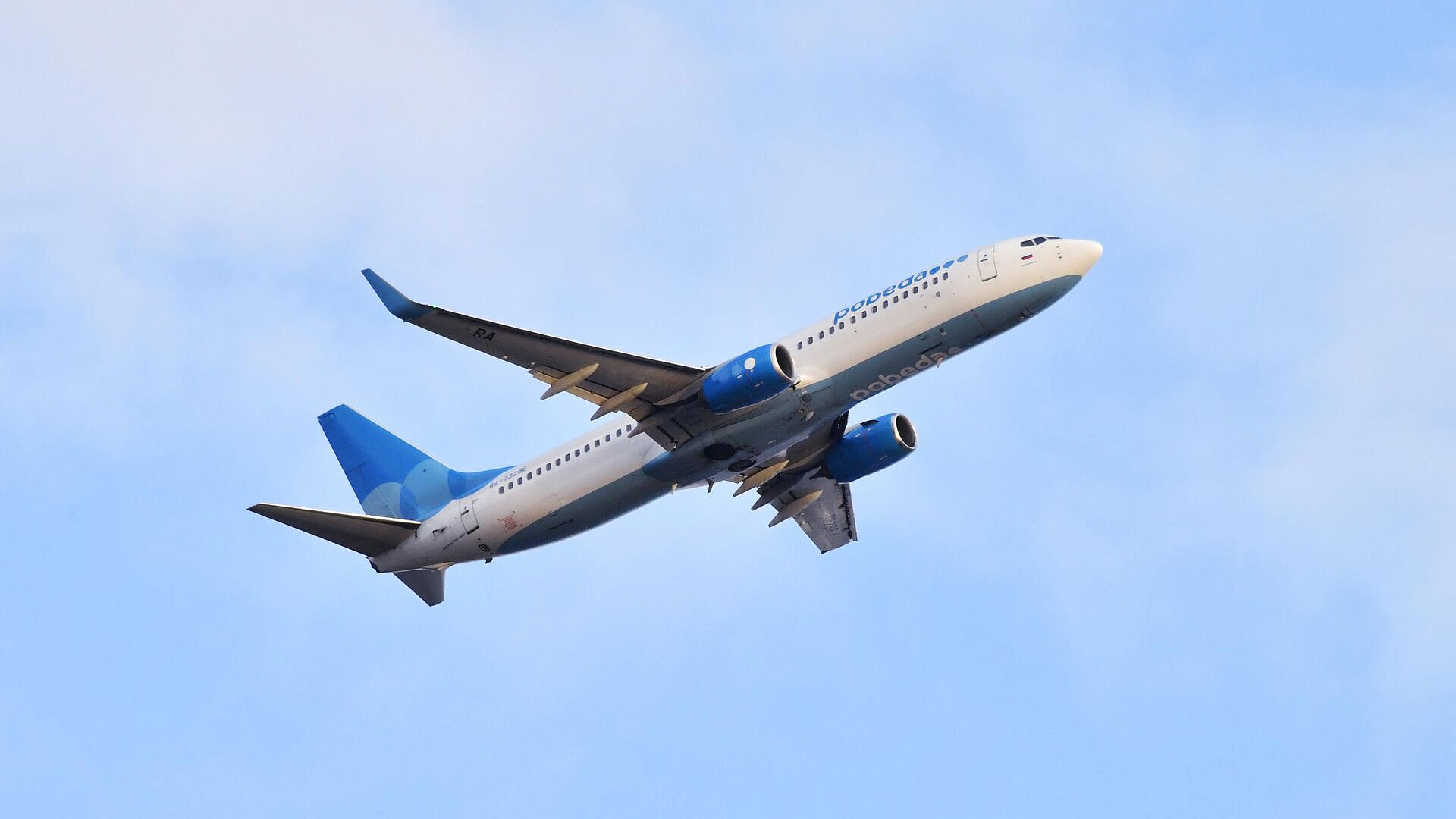 Туристов из России, летевших в ОАЭ, направили в страны СНГ после атак ЦАХАЛ