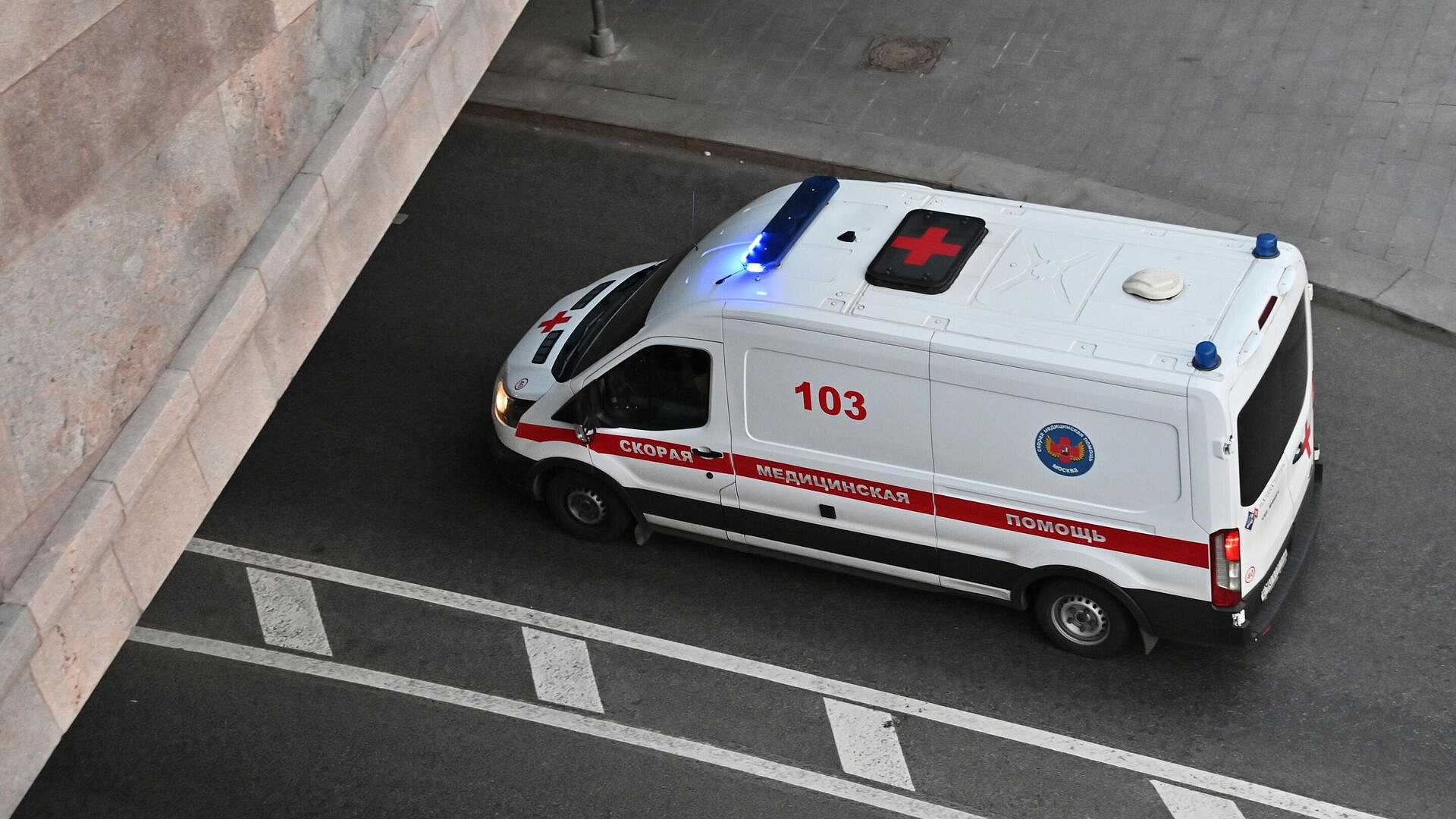 В Петербурге водитель наехал на ребенка, которого мать везла на санках