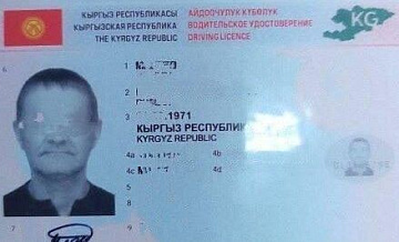 Житель Красноярского края попытался поменять в ГИБДД купленные в Сети права