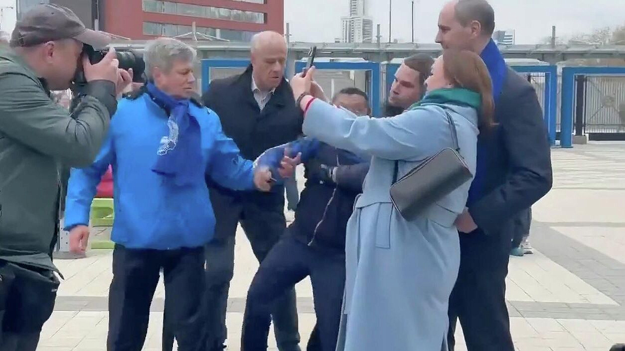 Паслер пообещал юридическую помощь пытавшемуся прорваться к нему мужчине