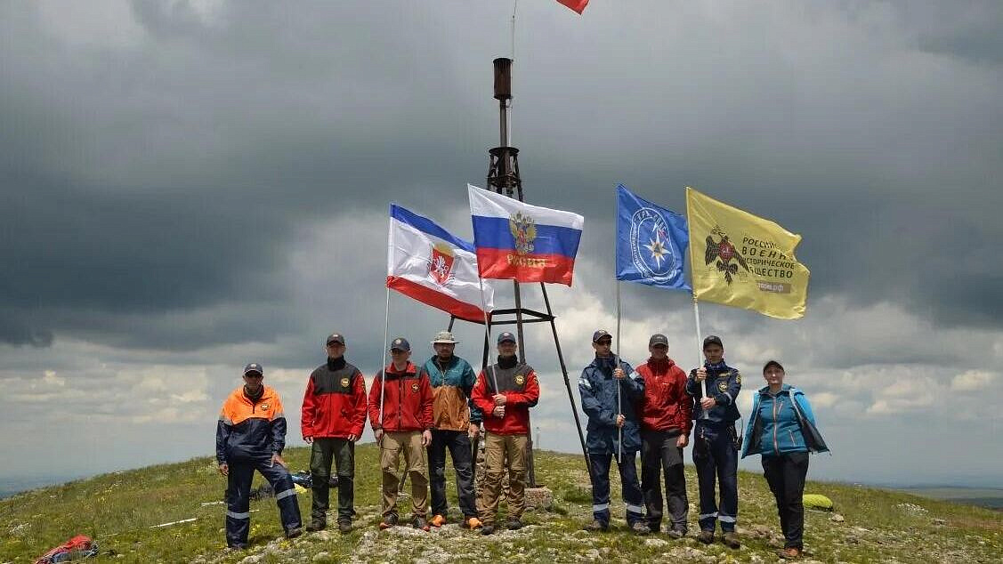 На вершину Северной Демерджи в Крыму водрузили флаг России