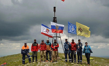 На вершину Северной Демерджи в Крыму водрузили флаг России