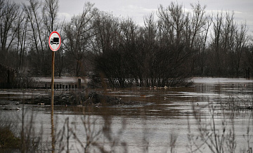 В Оренбуржье железобетонный мост смыло течением воды