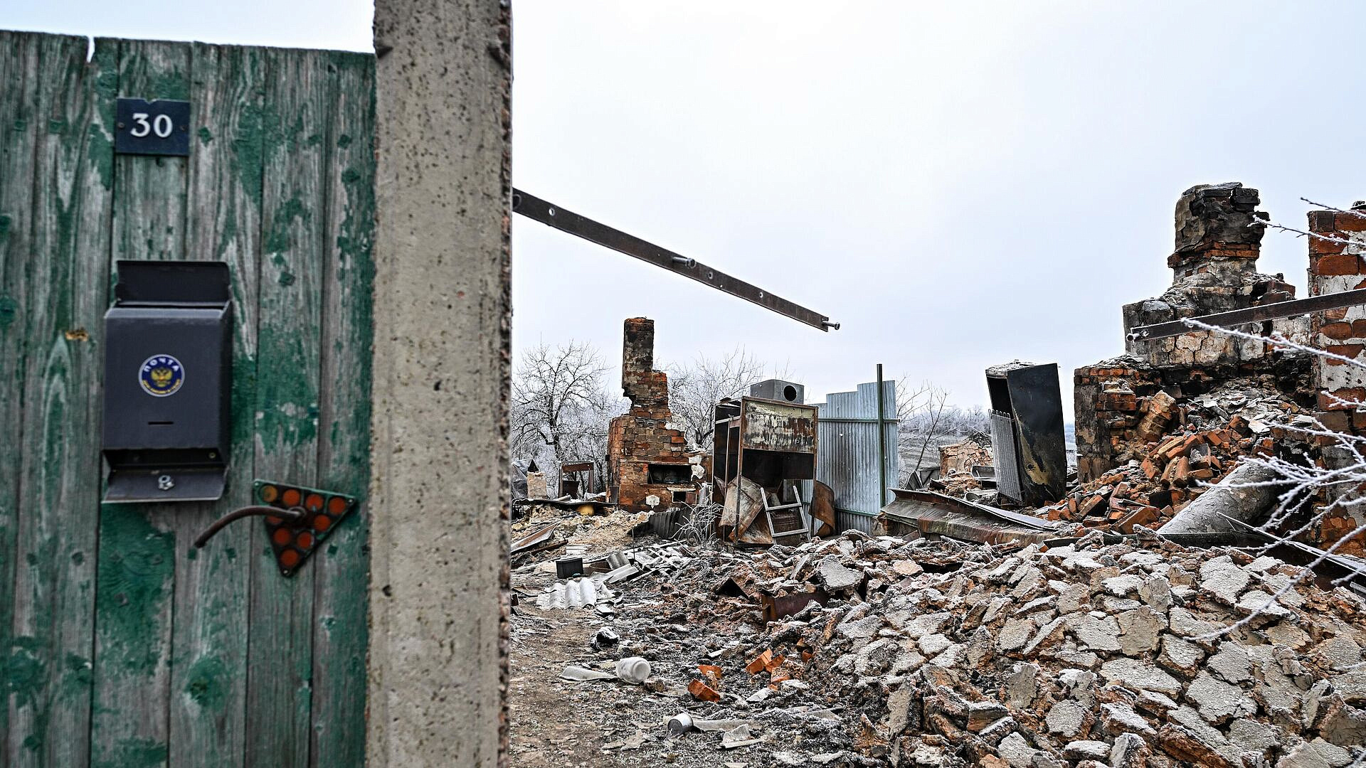 В Русском Поречном разрушены почти все жилые дома, сообщил боец