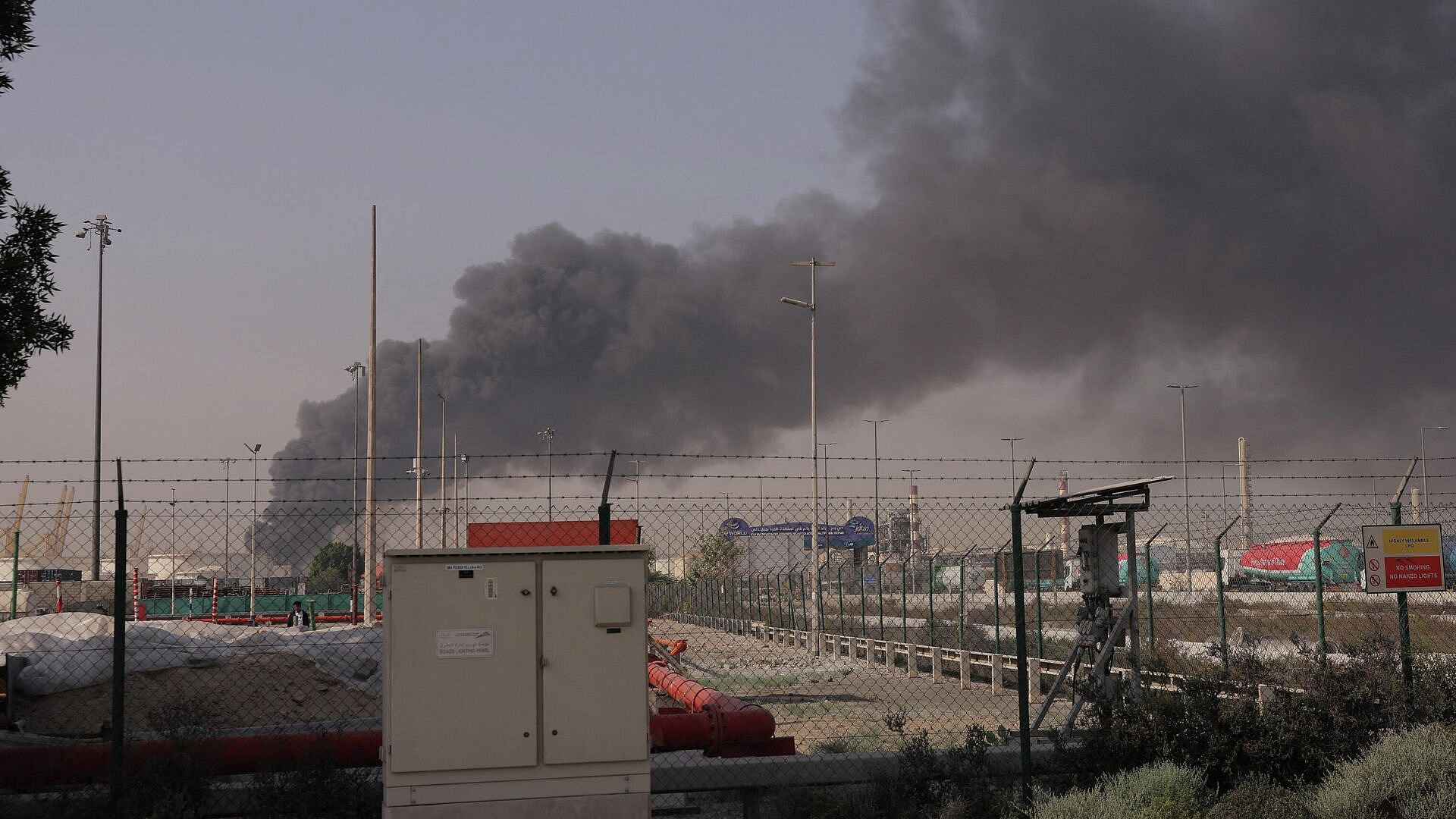 Иранский БПЛА нанес удар по зданию с военными США в Дубае, пишут СМИ