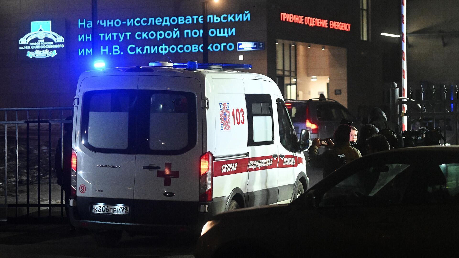 Охрана досматривает все машины на въезде в московские больницы