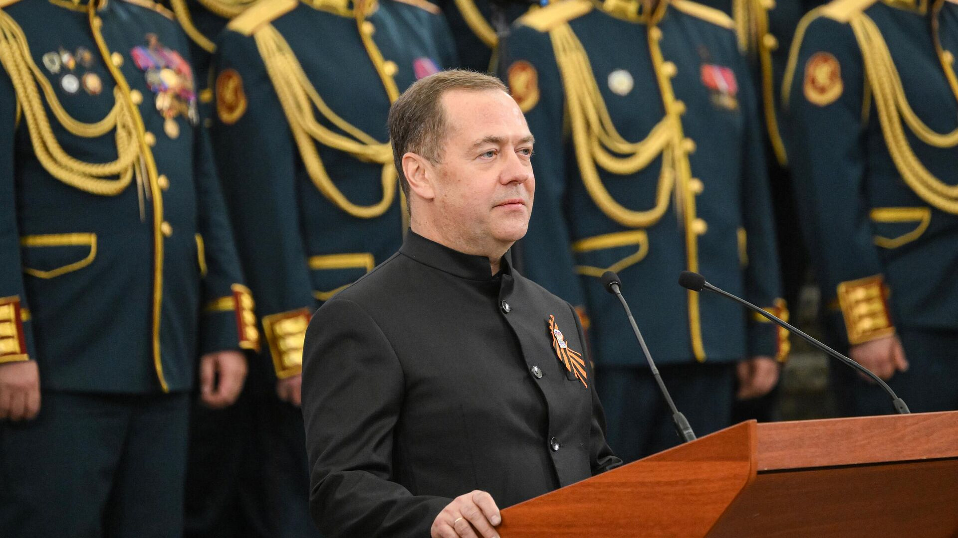 Медведев рассказал о проведении "Диктанта Победы" в России и за рубежом