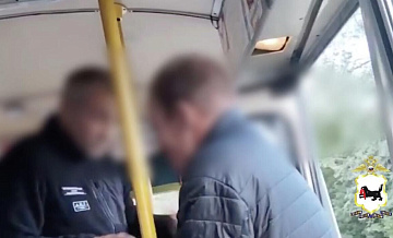 В Иркутске двое мужчин в автобусе подрались из-за шаурмы