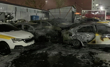 На стоянке в Подмосковье сгорели 13 машин