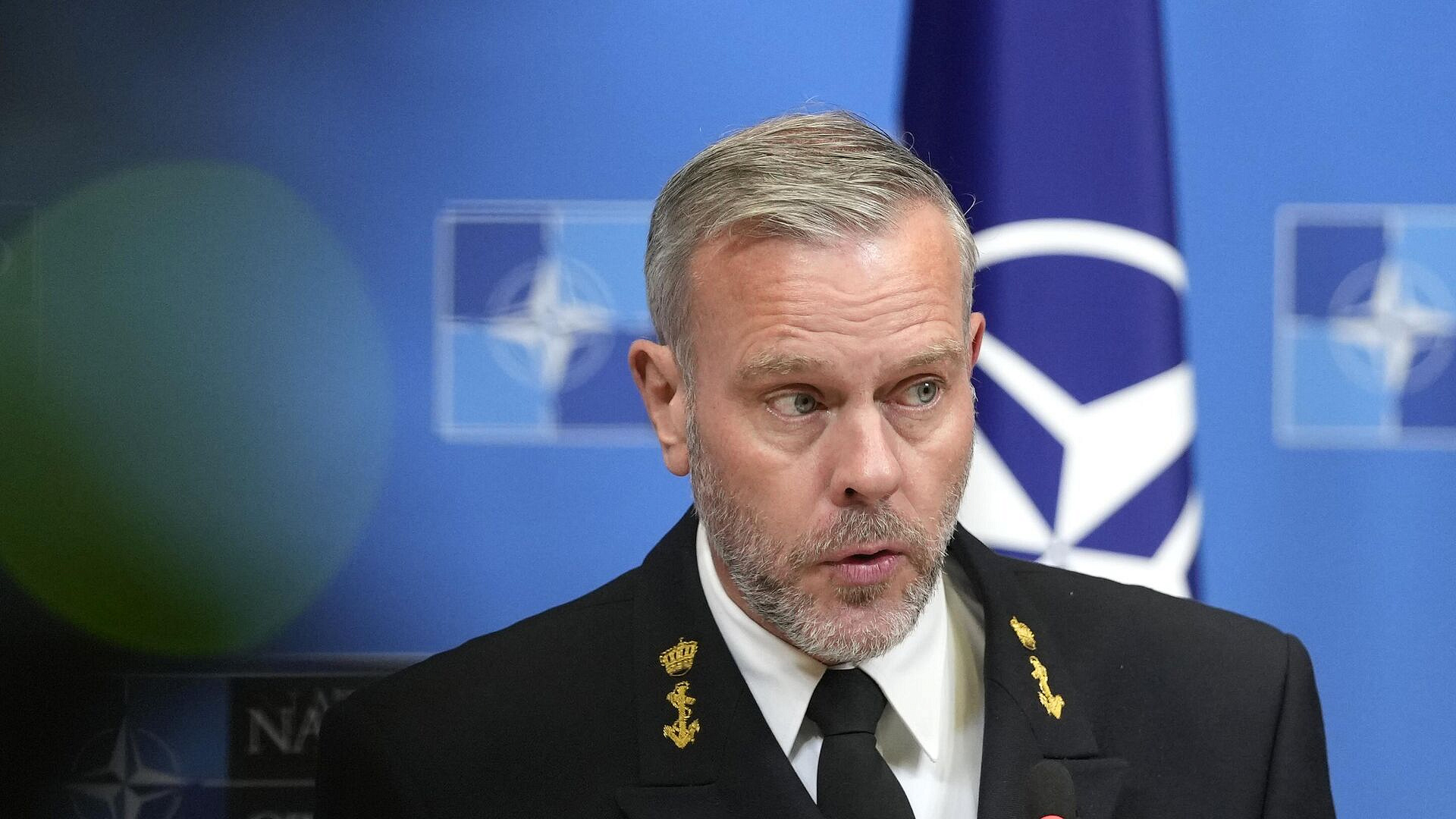 Сакс прокомментировал слова Бауэра об ударах по России