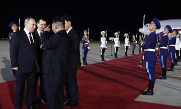 Путин и Ким Чен Ын "посоревновались" в галантности в аэропорту Пхеньяна