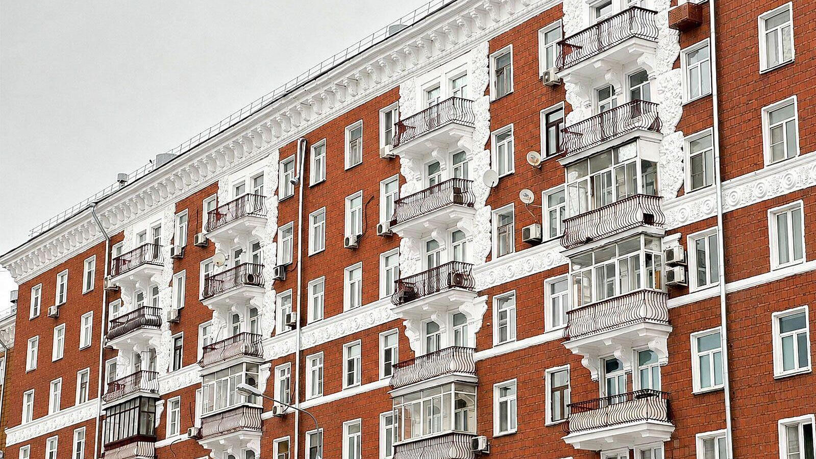 В Москве за десять лет обновили 115 домов с барельефами