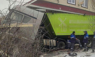 В Нижегородской области фура врезалась в жилой дом