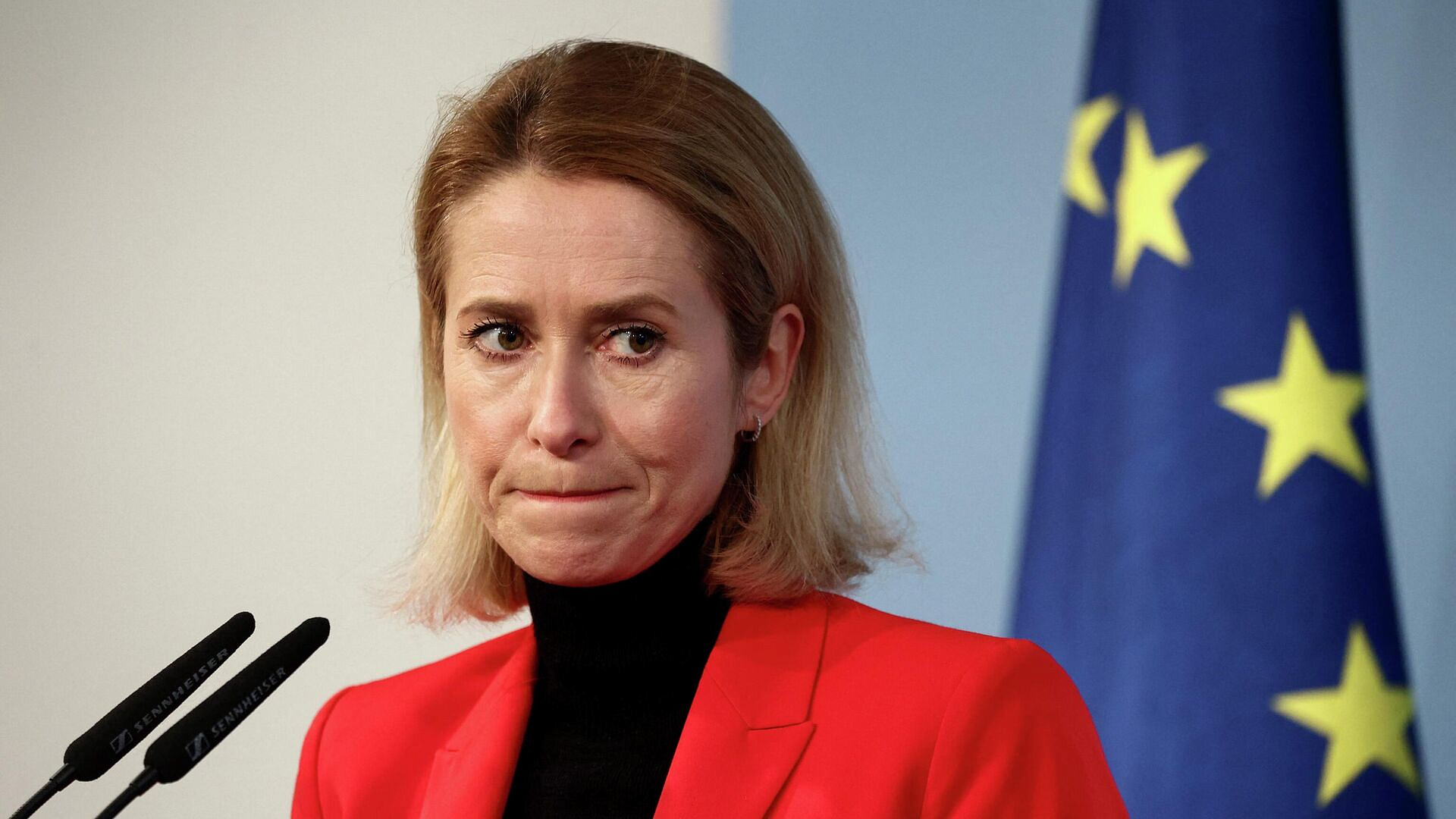 США больше года не поддерживают Украину, считает Каллас