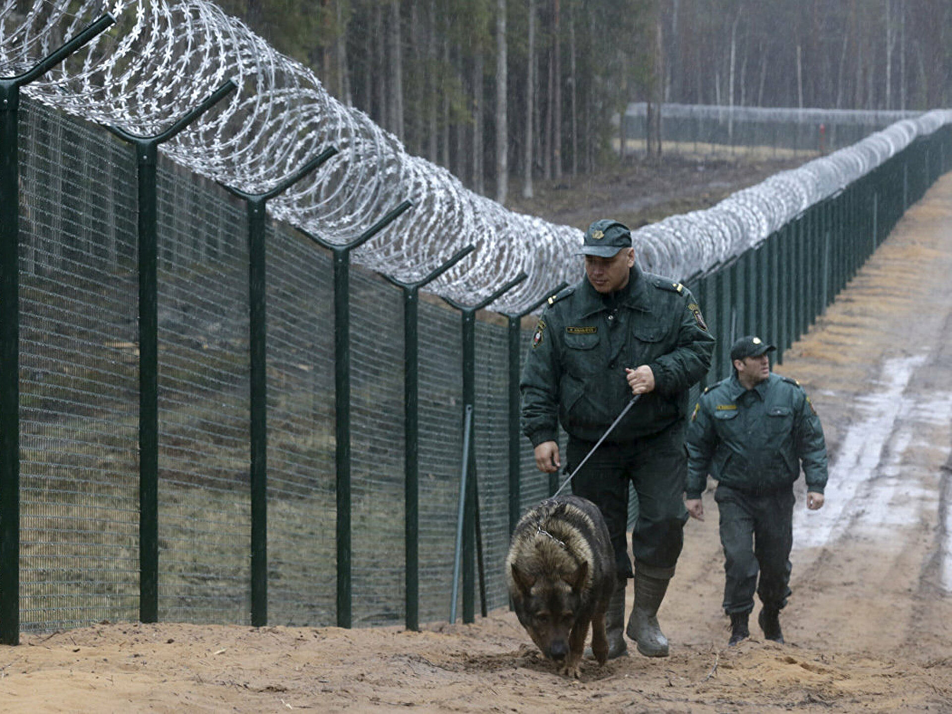 Угрозы государственной границы. Забор Финляндия на границе с Россией. Забор на границе Польши и России. Электризуемое заграждение сетка п 100. Польско-белорусская граница забор.