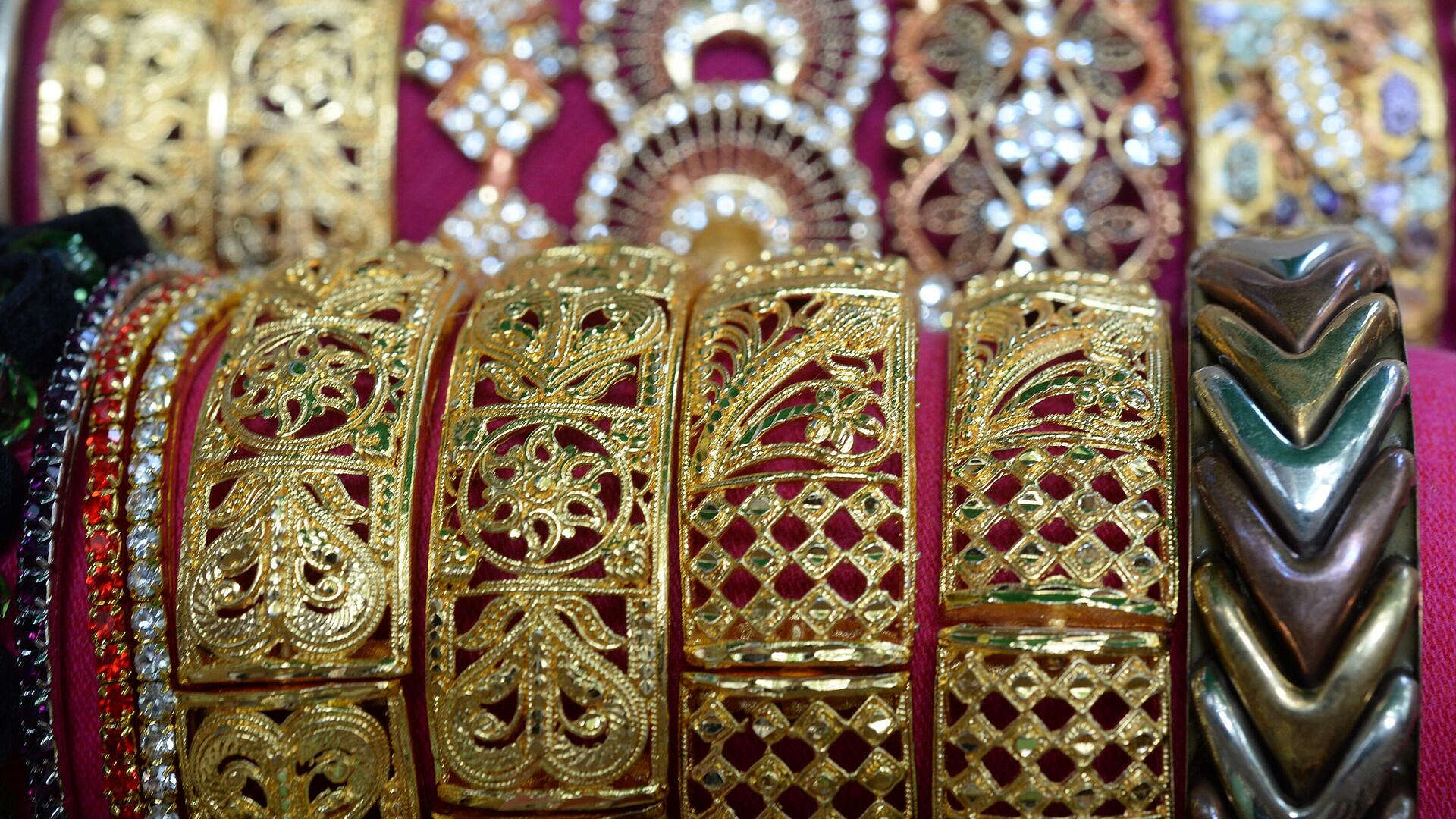 Опрос показал, что россиянки готовы сдать в ломбард в первую очередь