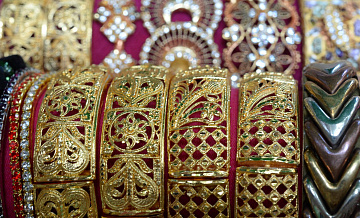 Опрос показал, что россиянки готовы сдать в ломбард в первую очередь