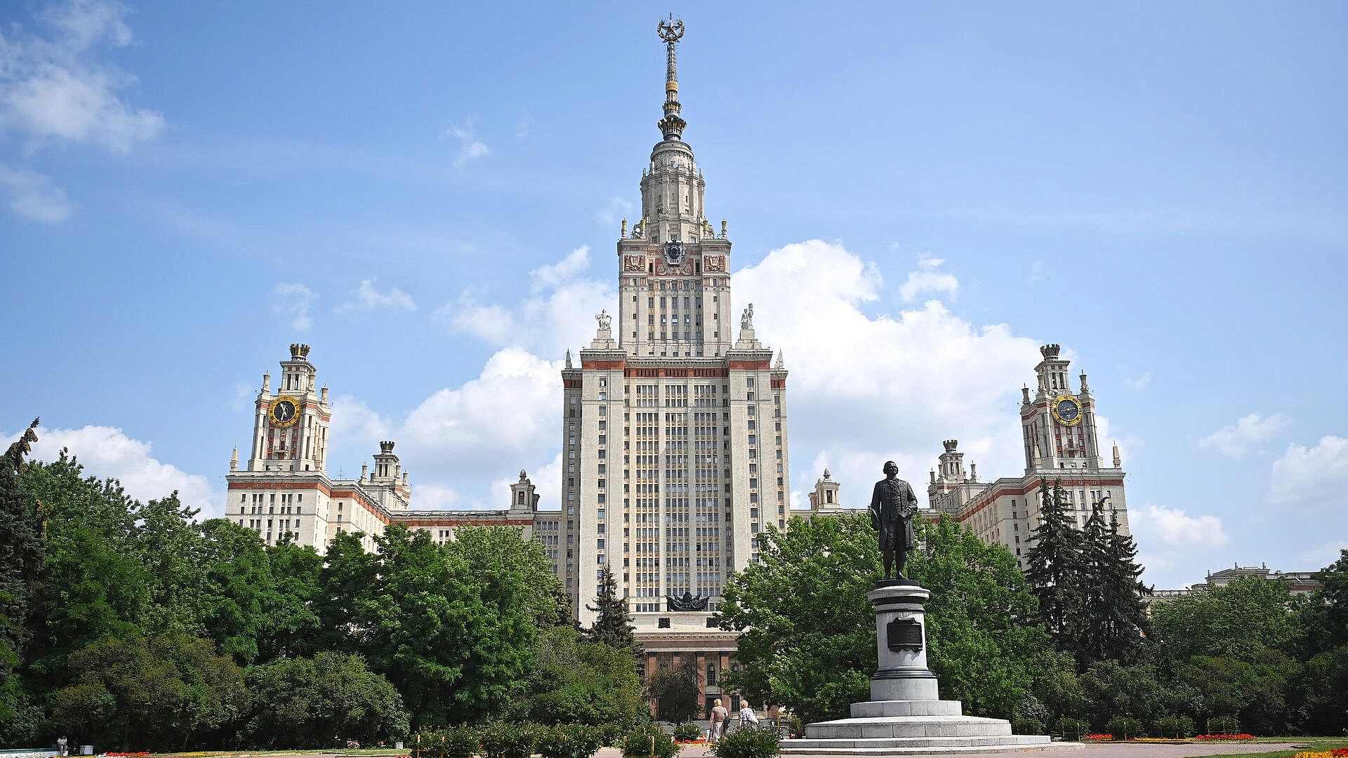 Ректор МГУ провел вступительную лекцию для первокурсников