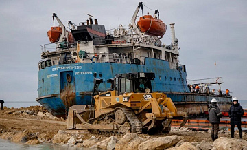 Специалисты начали первый этап откачки мазута из танкера "Волгонефть-239"