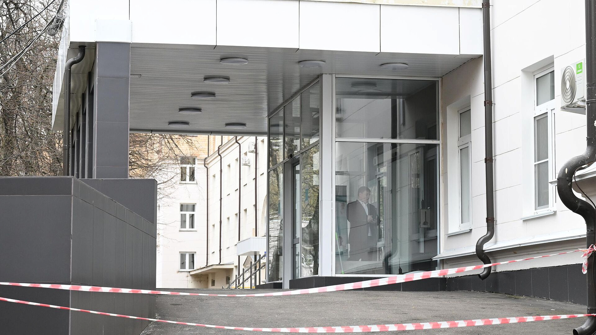 Сотрудники Росздравнадзора не попали в опечатанную клинику IQ Plastique