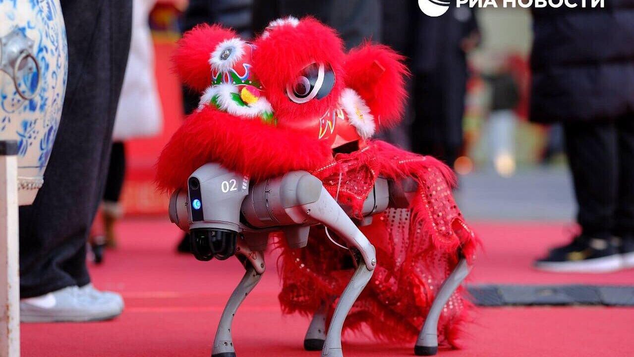 В Пекине традиционный танец льва исполнили робо-собаки