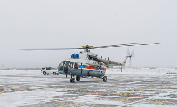 Спасатели на вертолете эвакуировали пострадавшего с судна в Охотском море