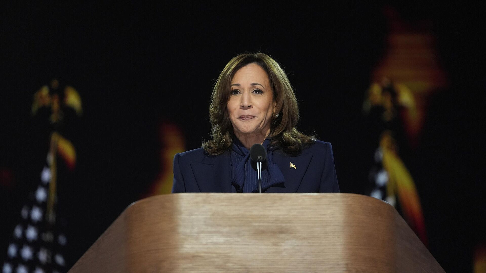 Харрис опережает Трампа в рейтинге поддержки избирателей, показал опрос