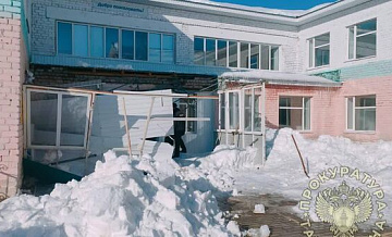 В Татарстане при сходе снега с крыши школы пострадала девочка