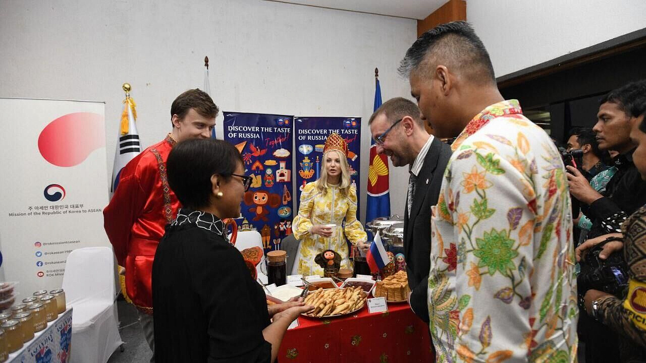 Главе МИД Индонезии подарили игрушечного Чебурашку