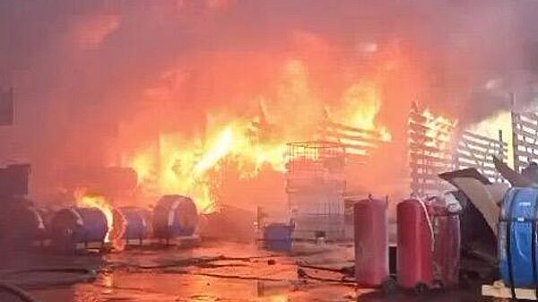 В Подмосковье локализовали пожар на складе с полиэтиленом
