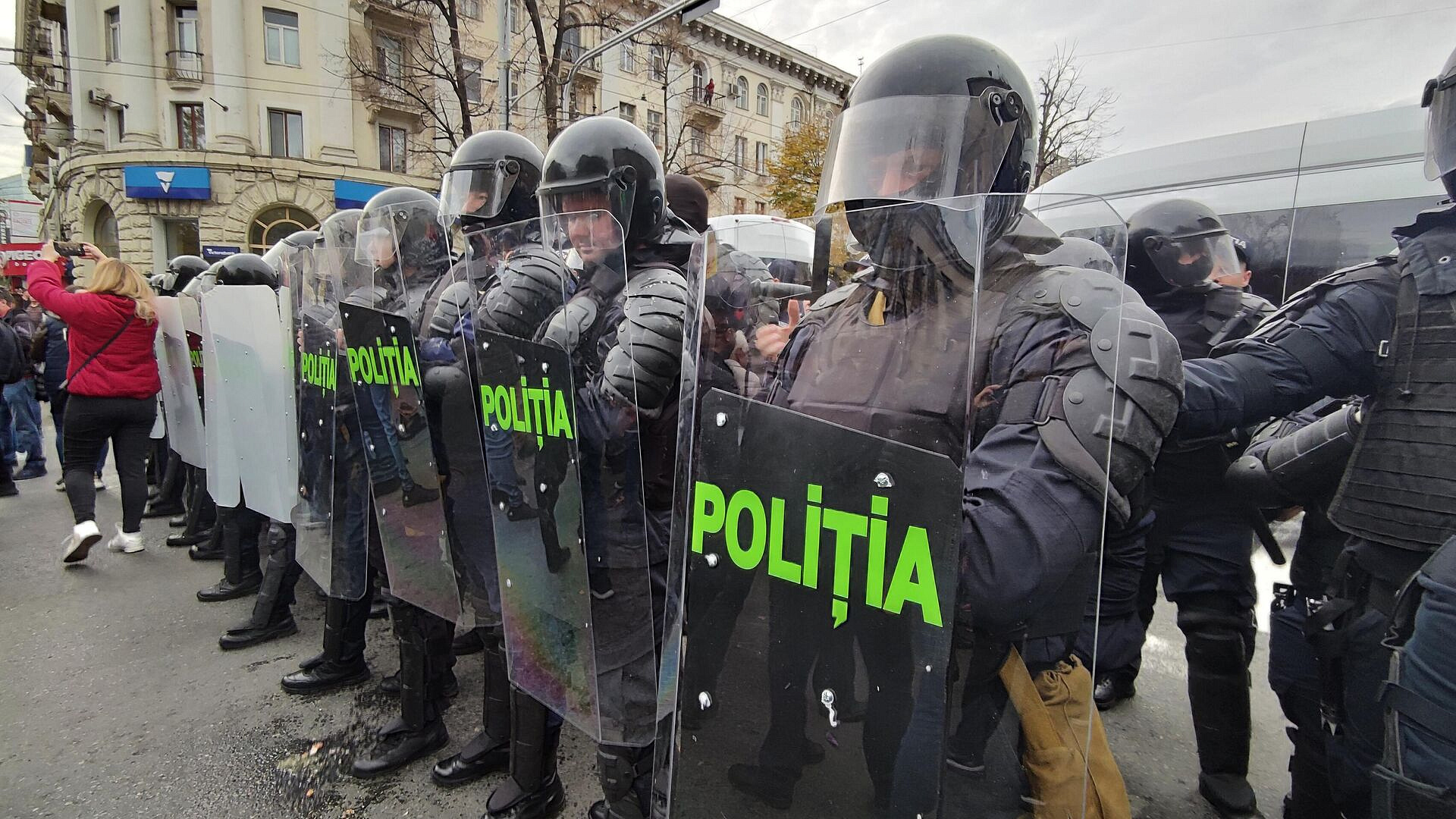Молдавская полиция не пропускает автомобили сторонников Гуцул на митинг