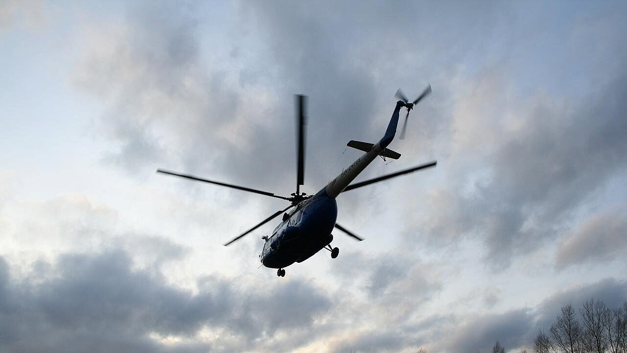 Вертолет сменил вахту на судне "Капитан Олейник" с помощью лебедки