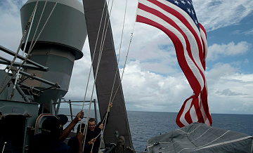 Корабль США с морпехами заметили на пути к Ближнему Востоку, пишут СМИ