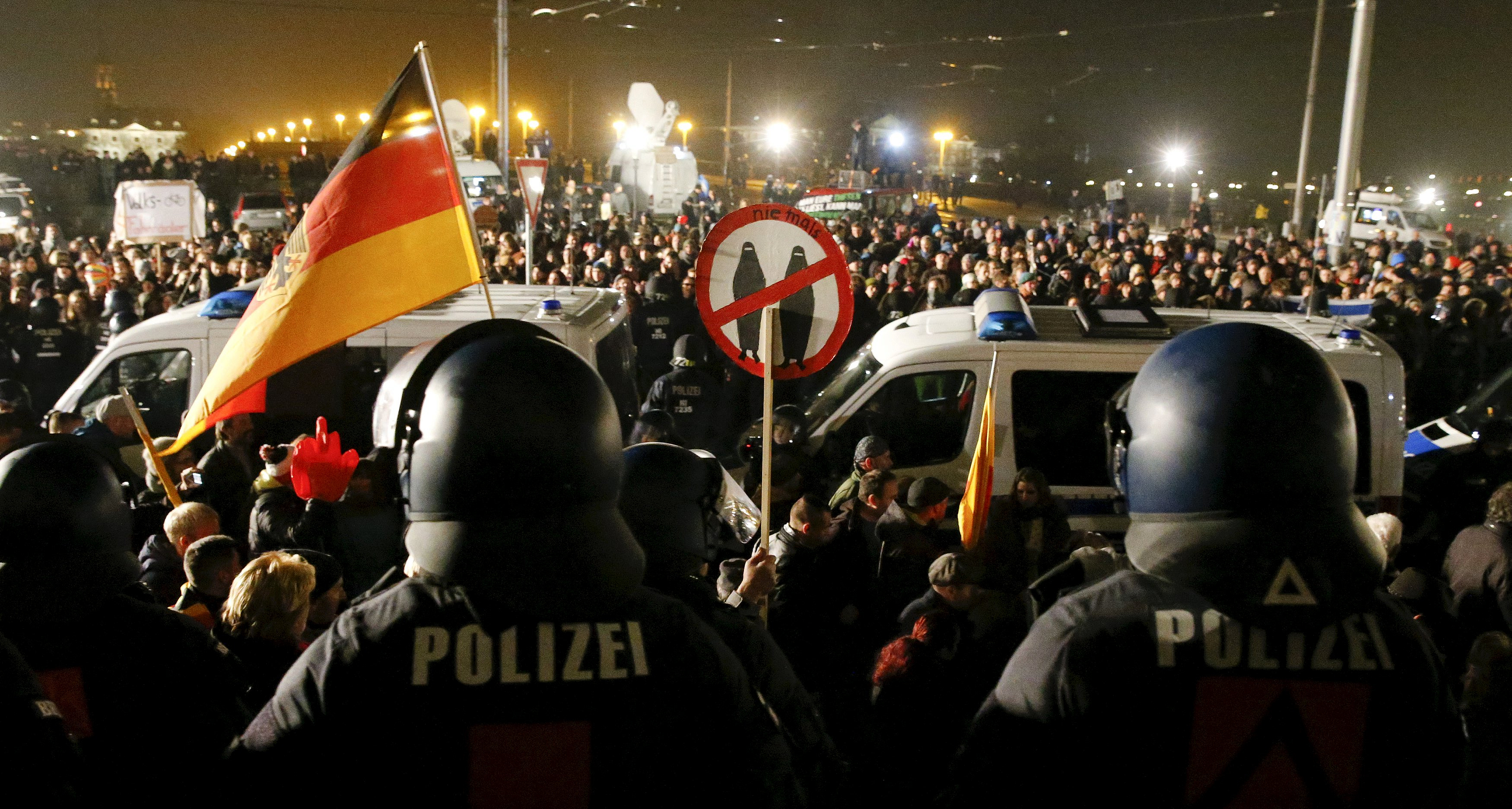 Германию охватили протесты против мигрантов