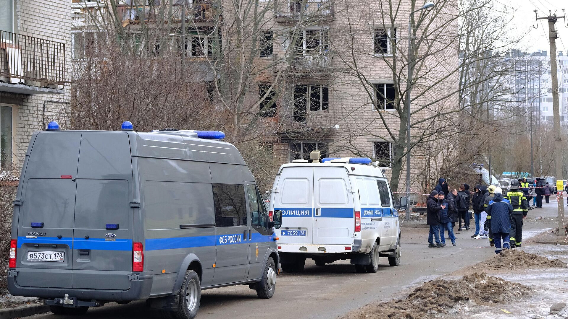 В Петербурге демонтируют обшивку балконов дома после ЧП