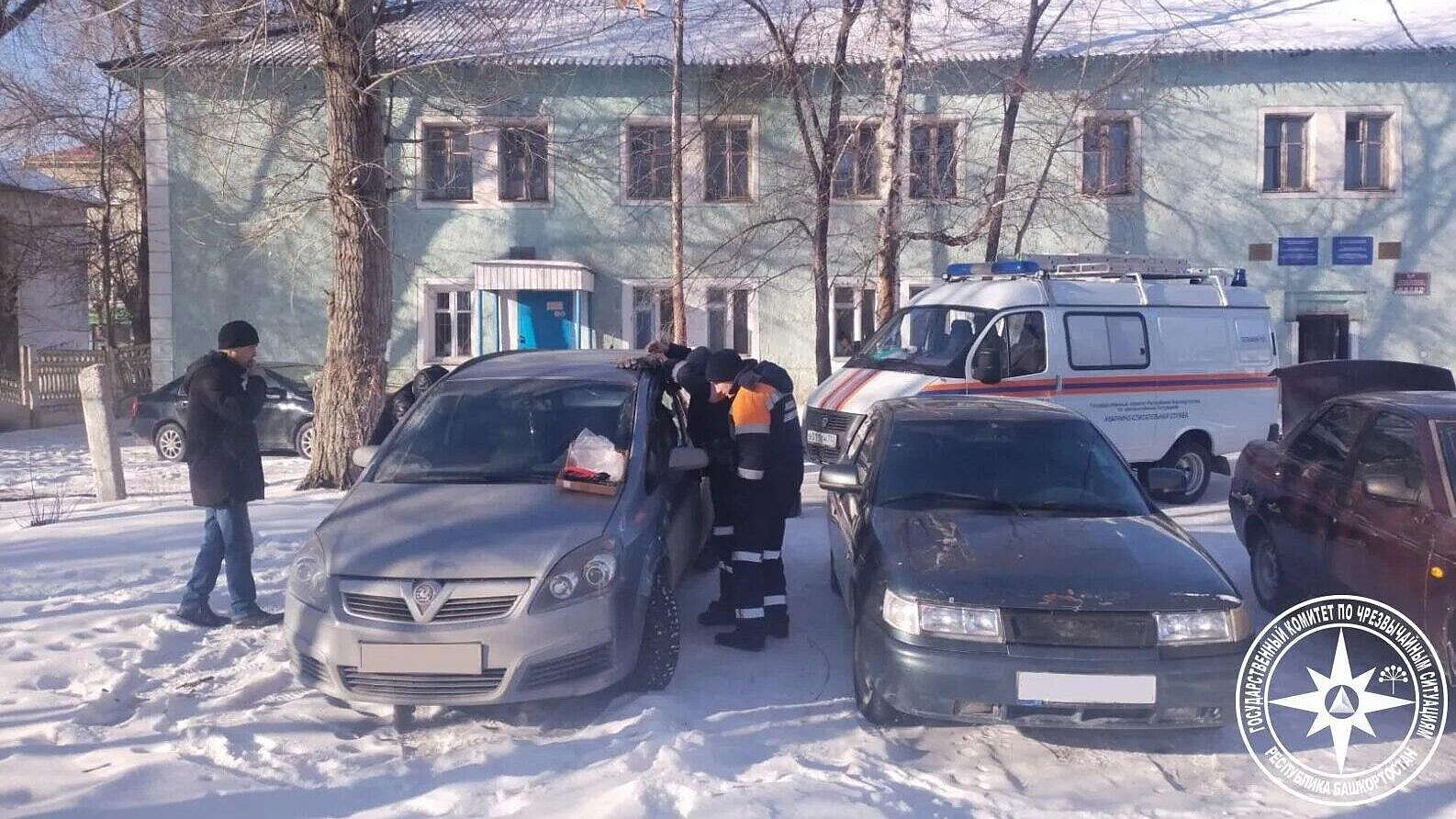 В Башкирии двухлетняя девочка заблокировала двери в машине и заснула