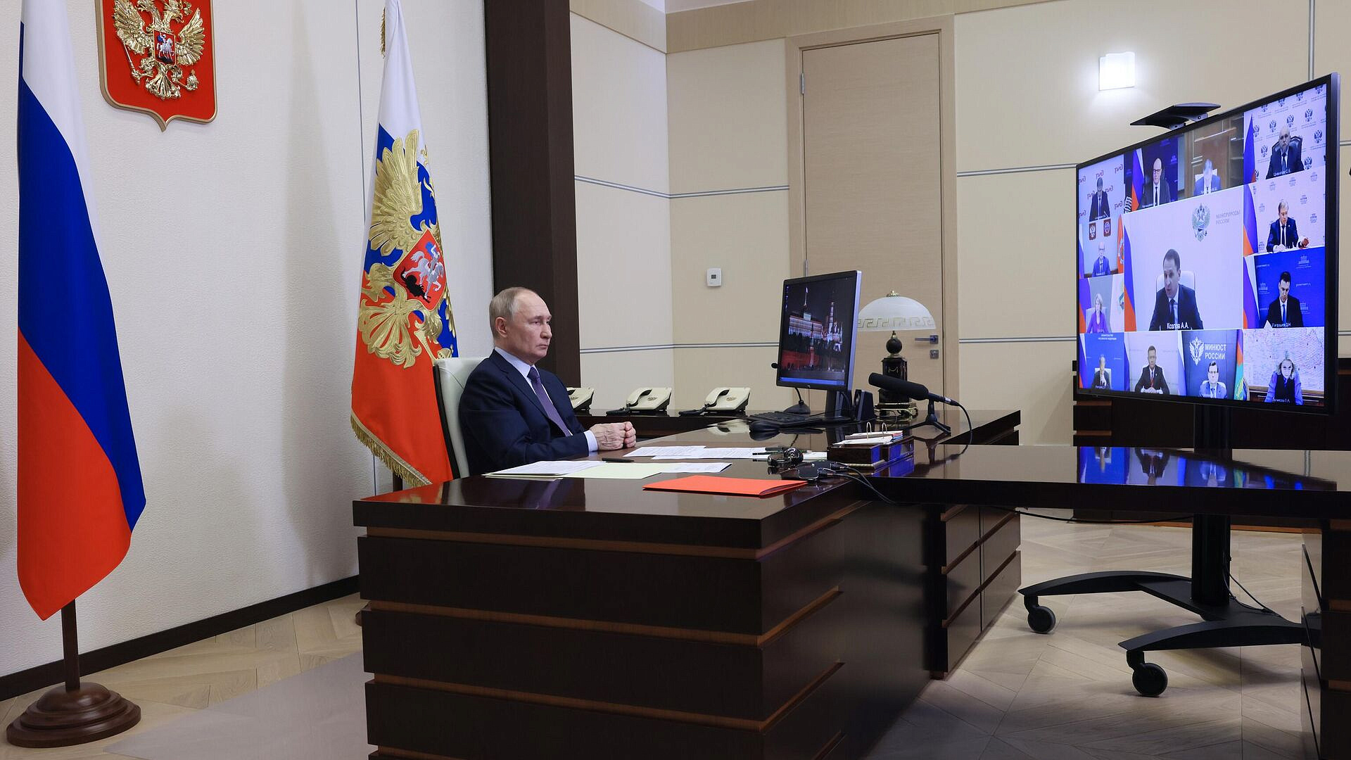 Путин рассказал, как лично просил проверить условия жизни участников СВО